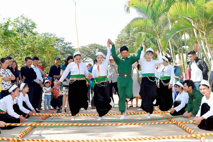 Chiếc khăn Piêu là trang phục truyền thống của dân tộc nào? chiec khan pieu la trang phuc truyen thong cua dan toc nao