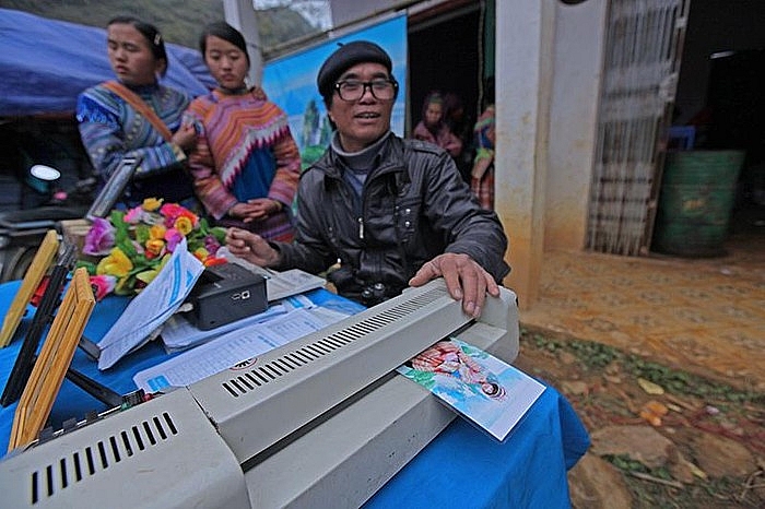 phuc vu thieu nu xinh dep ga trai kiem kha o phien cho vung cao