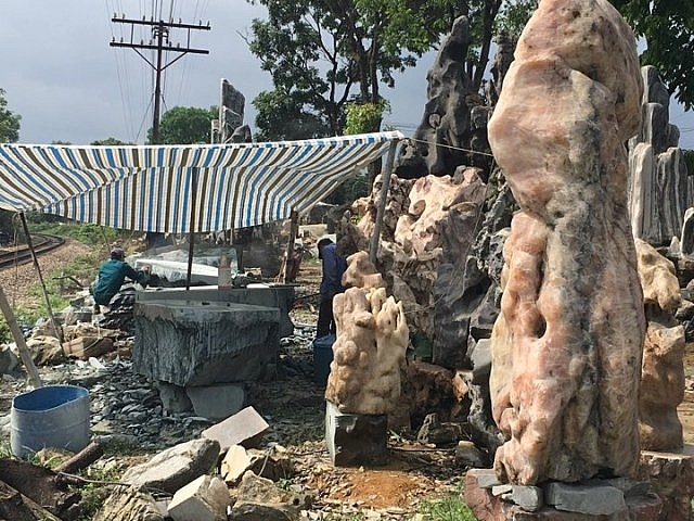 Thanh Hóa: Thợ thổi hồn vào đá khi nắng nóng gần 40 độ C thanh hoa tho thoi hon vao da khi nang nong gan 40 do c