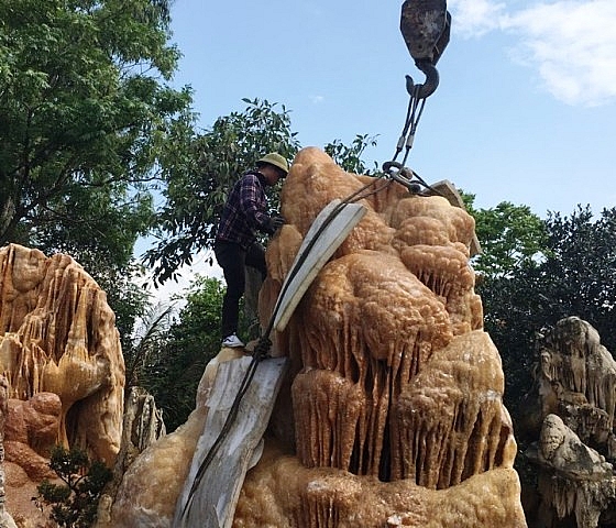 Thanh Hóa: Thợ thổi hồn vào đá khi nắng nóng gần 40 độ C thanh hoa tho thoi hon vao da khi nang nong gan 40 do c