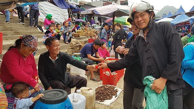 Nét nguyên sơ mang đậm bản sắc dân tộc ở phiên chợ lớn nhất Tây Bắc net nguyen so mang dam ban sac dan toc o phien cho lon nhat tay bac