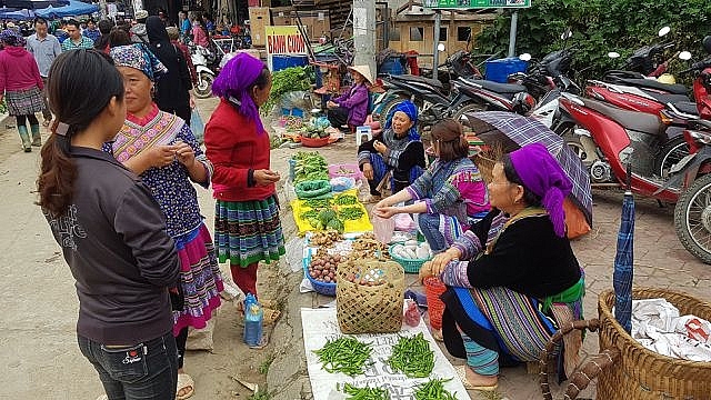 Nét nguyên sơ mang đậm bản sắc dân tộc ở phiên chợ lớn nhất Tây Bắc net nguyen so mang dam ban sac dan toc o phien cho lon nhat tay bac