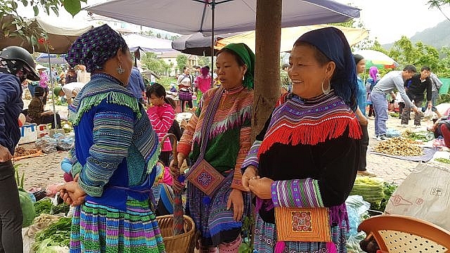 Nét nguyên sơ mang đậm bản sắc dân tộc ở phiên chợ lớn nhất Tây Bắc net nguyen so mang dam ban sac dan toc o phien cho lon nhat tay bac