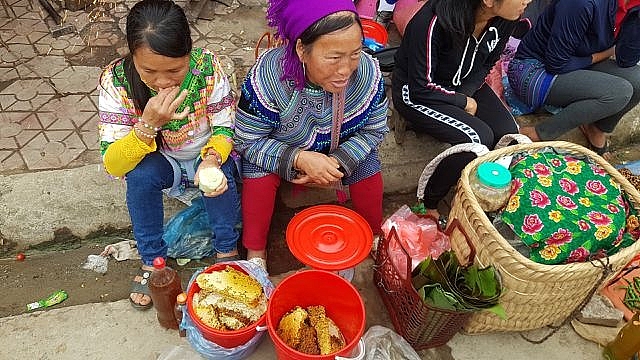 Nét nguyên sơ mang đậm bản sắc dân tộc ở phiên chợ lớn nhất Tây Bắc net nguyen so mang dam ban sac dan toc o phien cho lon nhat tay bac