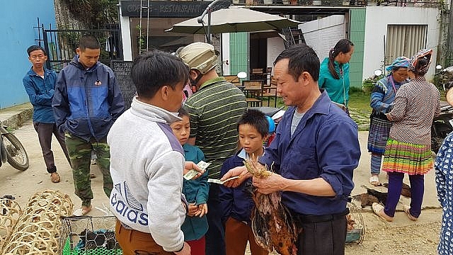 Nét nguyên sơ mang đậm bản sắc dân tộc ở phiên chợ lớn nhất Tây Bắc net nguyen so mang dam ban sac dan toc o phien cho lon nhat tay bac