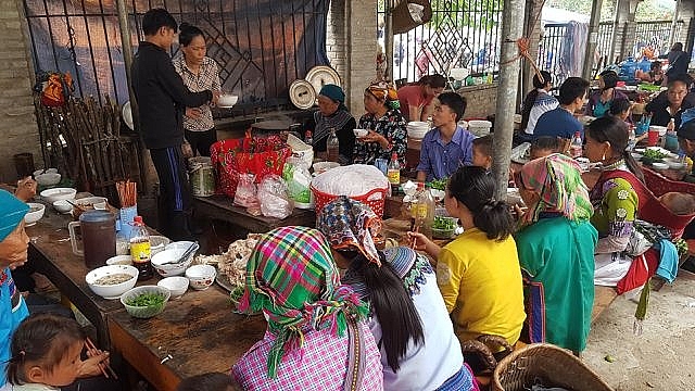 Nét nguyên sơ mang đậm bản sắc dân tộc ở phiên chợ lớn nhất Tây Bắc net nguyen so mang dam ban sac dan toc o phien cho lon nhat tay bac