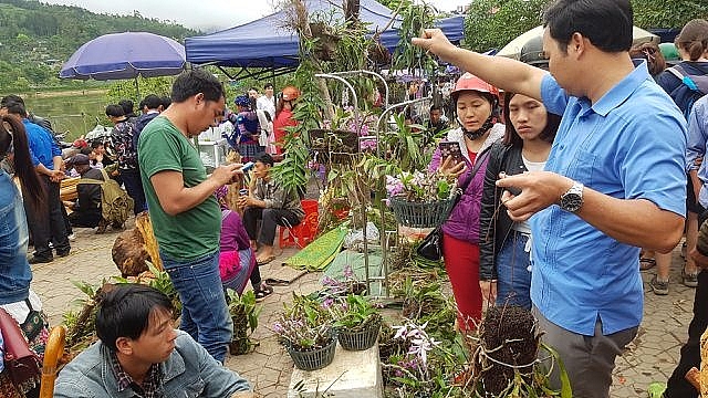 Nét nguyên sơ mang đậm bản sắc dân tộc ở phiên chợ lớn nhất Tây Bắc net nguyen so mang dam ban sac dan toc o phien cho lon nhat tay bac