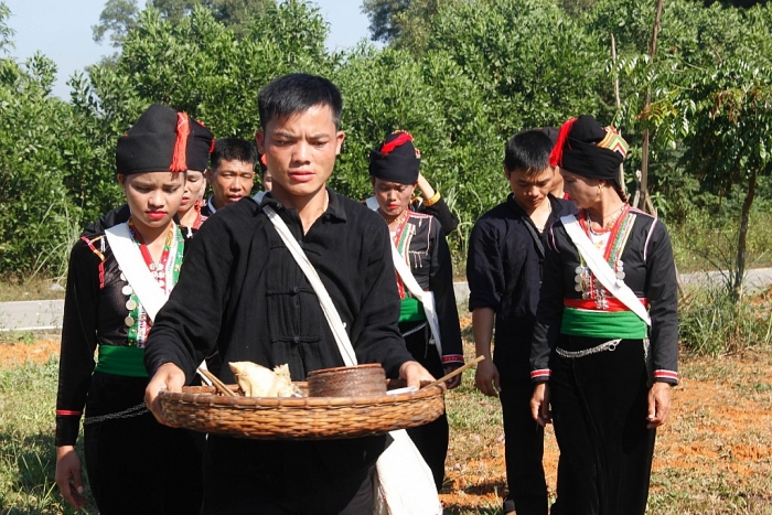 Dân tộc nào có họ tên là các loài động thực vật? dan toc nao co ho ten la cac loai dong thuc vat