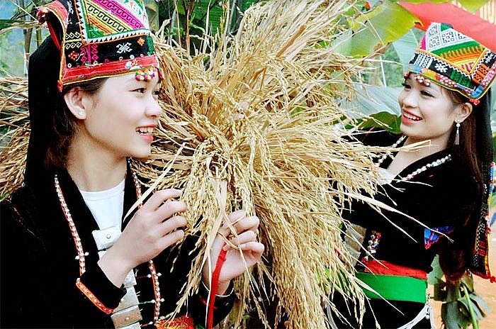 Dân tộc nào có họ tên là các loài động thực vật? dan toc nao co ho ten la cac loai dong thuc vat