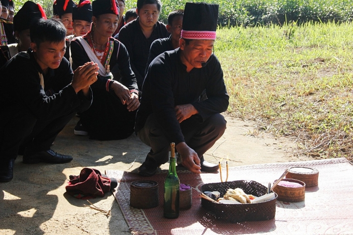 Dân tộc nào có họ tên là các loài động thực vật? dan toc nao co ho ten la cac loai dong thuc vat