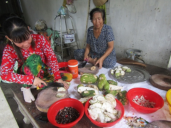 Tỷ phú đêm đi thụ phấn mãng cầu xiêm, bán hơn 200 tấn trái/năm ty phu dem di thu phan mang cau xiem ban hon 200 tan trainam
