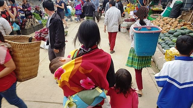 Những em bé đi chợ trên… lưng mẹ ở Bắc Hà! nhung em be di cho tren lung me o bac ha