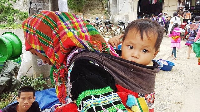 Những em bé đi chợ trên… lưng mẹ ở Bắc Hà! nhung em be di cho tren lung me o bac ha