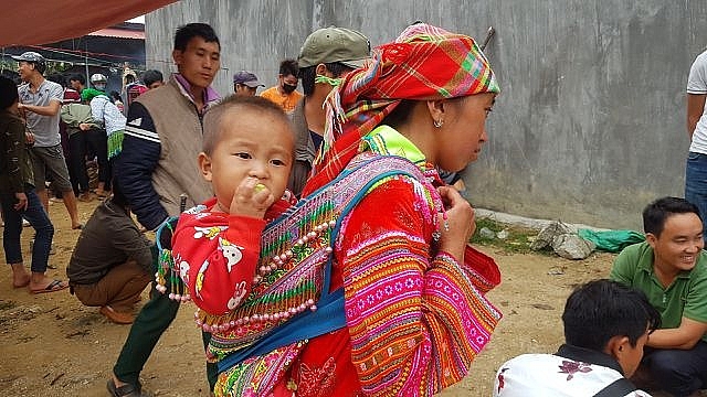Những em bé đi chợ trên… lưng mẹ ở Bắc Hà! nhung em be di cho tren lung me o bac ha