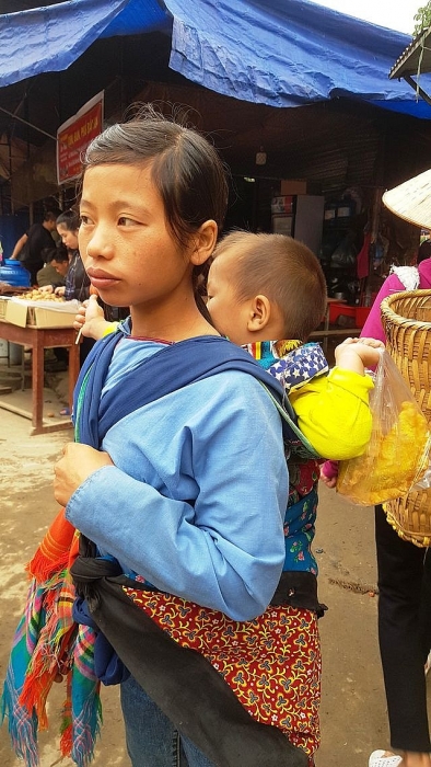 Những em bé đi chợ trên… lưng mẹ ở Bắc Hà! nhung em be di cho tren lung me o bac ha