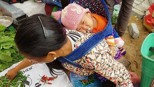 Những em bé đi chợ trên… lưng mẹ ở Bắc Hà! nhung em be di cho tren lung me o bac ha