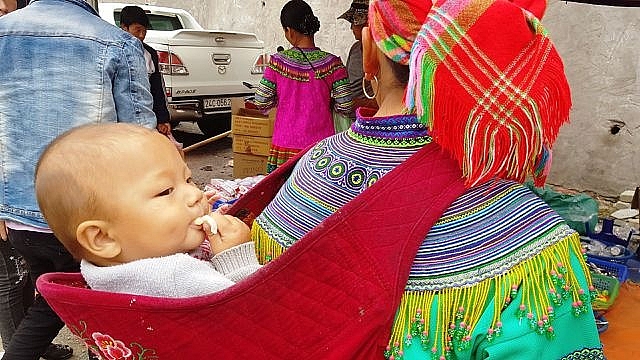 Những em bé đi chợ trên… lưng mẹ ở Bắc Hà! nhung em be di cho tren lung me o bac ha