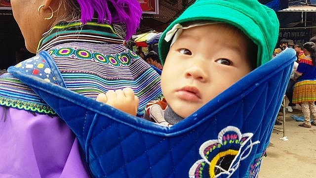 Những em bé đi chợ trên… lưng mẹ ở Bắc Hà! nhung em be di cho tren lung me o bac ha