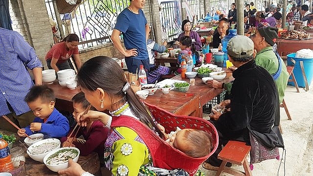 Những em bé đi chợ trên… lưng mẹ ở Bắc Hà! nhung em be di cho tren lung me o bac ha