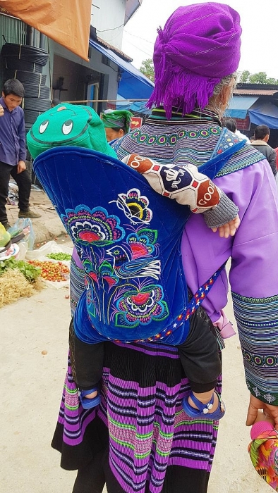 Những em bé đi chợ trên… lưng mẹ ở Bắc Hà! nhung em be di cho tren lung me o bac ha