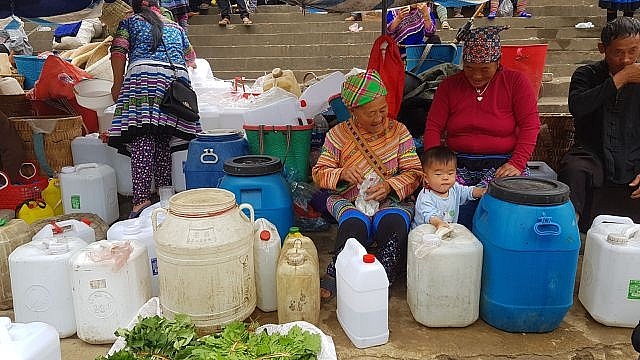 Những em bé đi chợ trên… lưng mẹ ở Bắc Hà! nhung em be di cho tren lung me o bac ha