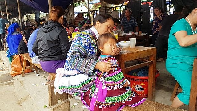 Những em bé đi chợ trên… lưng mẹ ở Bắc Hà! nhung em be di cho tren lung me o bac ha
