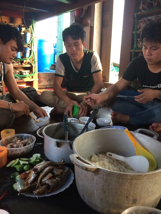 Nỗi nhọc nhằn, gian truân của những con người “bám biển” nhoc nhan gian truan va day kho cuc cua nhung con nguoi bam bien