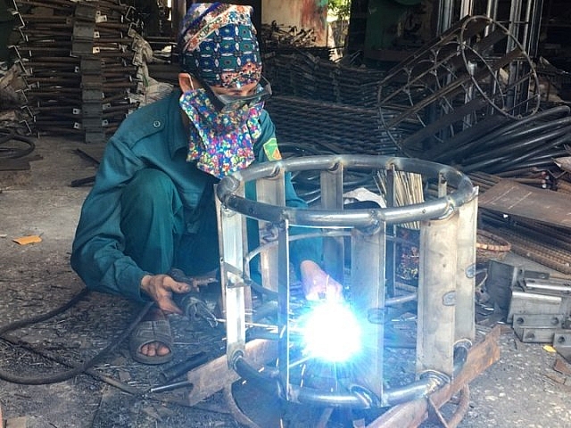 Thanh Hóa: Nắng 40 độ C, đàn bà làng rèn vẫn đập đe bên bếp lửa thanh hoa nang 40 do c dan ba lang ren van dap de ben bep lua