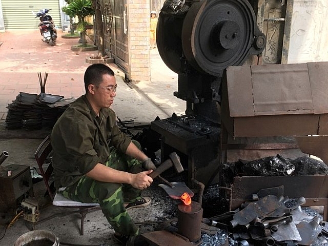 Thanh Hóa: Nắng 40 độ C, đàn bà làng rèn vẫn đập đe bên bếp lửa thanh hoa nang 40 do c dan ba lang ren van dap de ben bep lua
