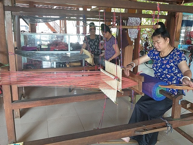 Phụ nữ Thái ở Sơn La gìn giữ nghề dệt thổ cẩm phu nu thai o son la gin giu nghe det tho cam