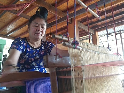 Phụ nữ Thái ở Sơn La gìn giữ nghề dệt thổ cẩm phu nu thai o son la gin giu nghe det tho cam