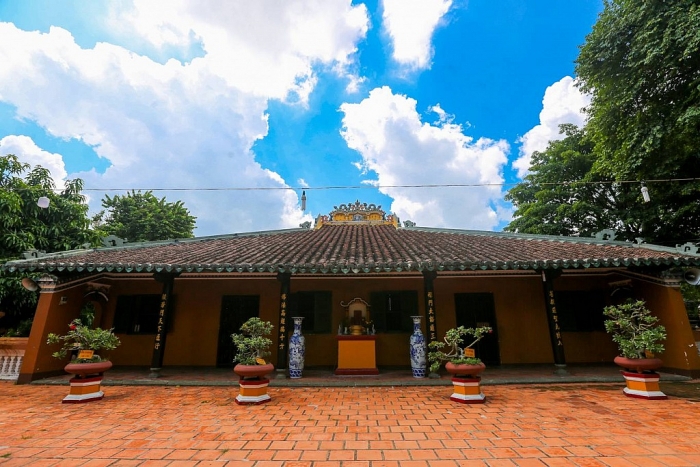 ngoi chua gan 300 tuoi trang tri hang nghin chiec dia o sai gon