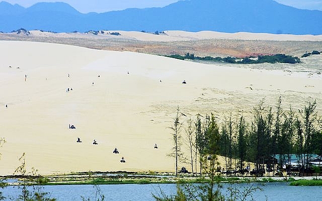 Khám phá Bàu Trắng – nơi được mệnh danh là “sa mạc Sahara ở Việt Nam” kham pha bau trang noi duoc menh danh la sa mac sahara o viet nam