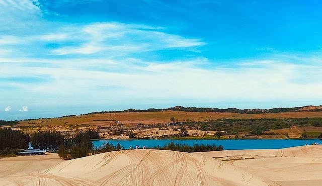 Khám phá Bàu Trắng – nơi được mệnh danh là “sa mạc Sahara ở Việt Nam” kham pha bau trang noi duoc menh danh la sa mac sahara o viet nam