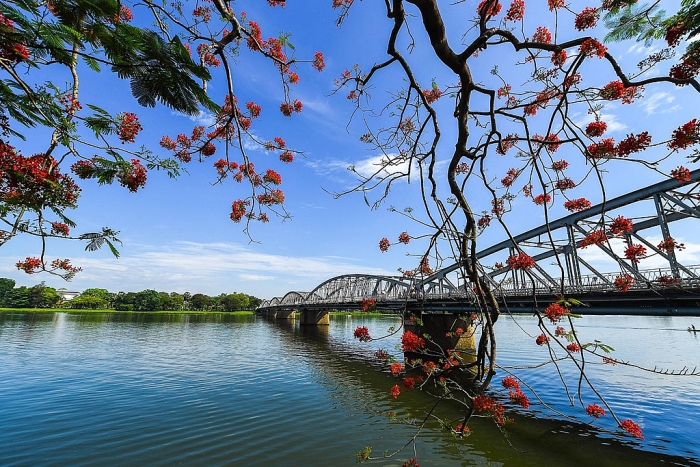 Biểu tượng của Huế qua bút ký "Ai đã đặt tên cho dòng sông?" bieu tuong cua hue qua but ky ai da dat ten cho dong song
