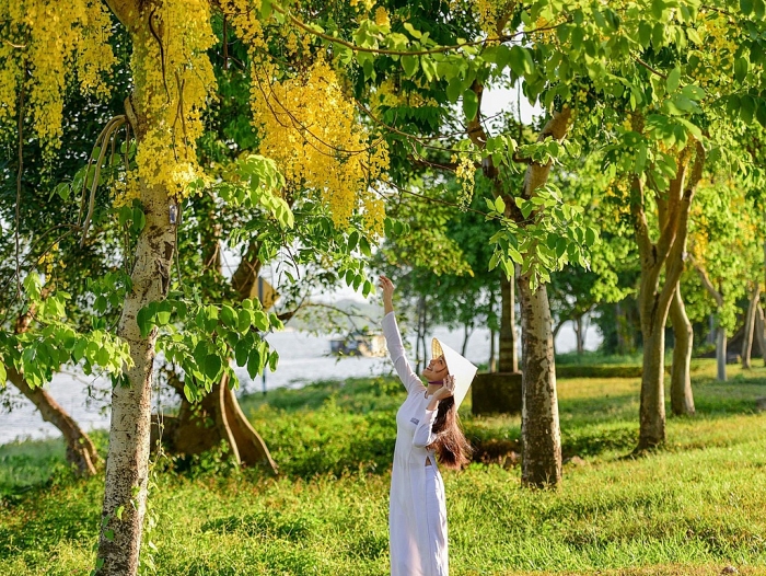 Biểu tượng của Huế qua bút ký "Ai đã đặt tên cho dòng sông?" bieu tuong cua hue qua but ky ai da dat ten cho dong song