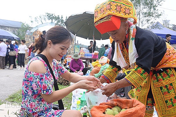 Đặc sản xứ Lạng: Rùa đá nhốt rọ, quả lạ vàng rực, rết độc nhốt chai dac san xu lang rua da nhot ro qua la vang ruc ret doc nhot chai