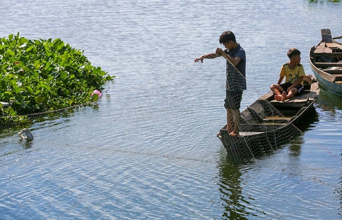 Ngôi trường của những đứa trẻ lưu lạc xuyên biên giới ngoi truong cua nhung dua tre luu lac xuyen bien gioi