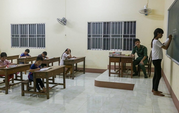 Ngôi trường của những đứa trẻ lưu lạc xuyên biên giới ngoi truong cua nhung dua tre luu lac xuyen bien gioi