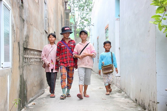 Ngôi trường của những đứa trẻ lưu lạc xuyên biên giới ngoi truong cua nhung dua tre luu lac xuyen bien gioi