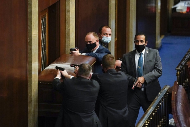 Bạo loạn khủng khiếp ở Điện Capitol do những người ủng hộ ông Trump nỗ lực lật ngược kết quả bầu cử Bạo loạn khủng khiếp ở Điện Capitol do những người ủng hộ ông Trump nỗ lực lật ngược kết quả bầu cử