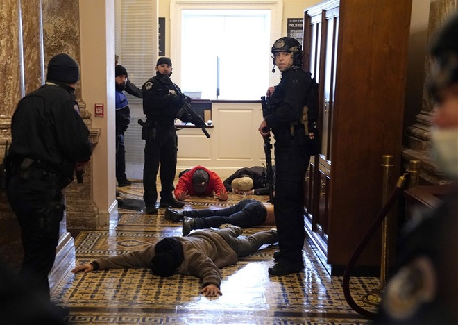 Bạo loạn khủng khiếp ở Điện Capitol do những người ủng hộ ông Trump nỗ lực lật ngược kết quả bầu cử Bạo loạn khủng khiếp ở Điện Capitol do những người ủng hộ ông Trump nỗ lực lật ngược kết quả bầu cử