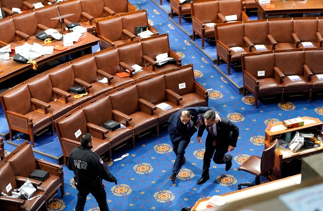 Bạo loạn khủng khiếp ở Điện Capitol do những người ủng hộ ông Trump nỗ lực lật ngược kết quả bầu cử Bạo loạn khủng khiếp ở Điện Capitol do những người ủng hộ ông Trump nỗ lực lật ngược kết quả bầu cử