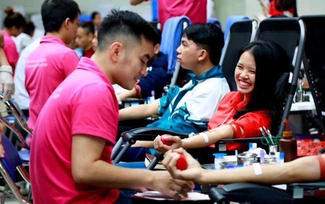 Khẩn cấp kêu gọi người dân tham gia hiến máu Dịch bùng phát khiến nỗi lo thiếu máu thêm trầm trọng
