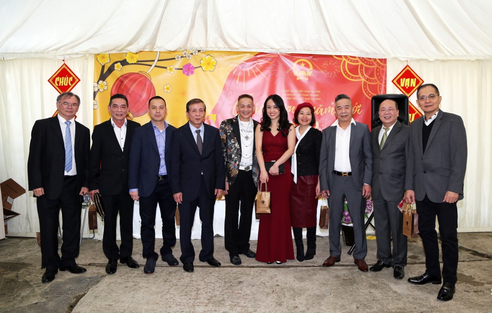 Tết Nguyên đán 2021: Người Việt xa quê chung sức, chung lòng hướng về quê hương trong dịch COVID-19 Tết Nguyên đán 2021: Người Việt xa quê chung sức, chung lòng hướng về quê hương trong dịch COVID 19