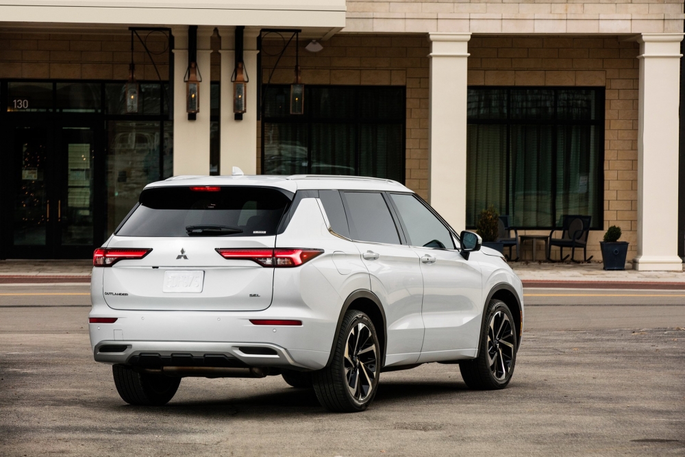Mitsubishi Outlander 2021 ra mắt với giá khởi điểm 26.990 USD Mitsubishi Outlander 2021 ra mắt với giá khởi điểm từ 620 triệu đồng