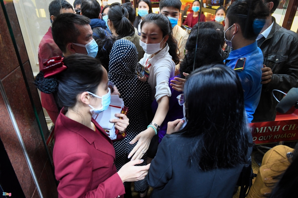 Ngày vía Thần Tài: Chỗ tấp nập, nơi vắng tanh người mua vàng Ngày vía Thần Tài: Chỗ tấp nập, nơi vắng tanh người mua vàng