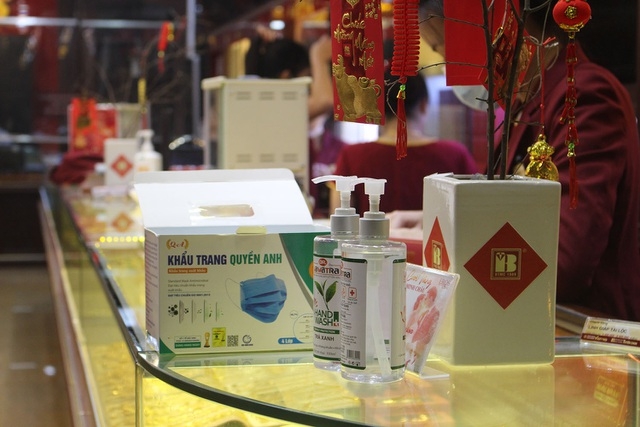 Ngày vía Thần Tài: Chỗ tấp nập, nơi vắng tanh người mua vàng Ngày vía Thần Tài: Chỗ tấp nập, nơi vắng tanh người mua vàng