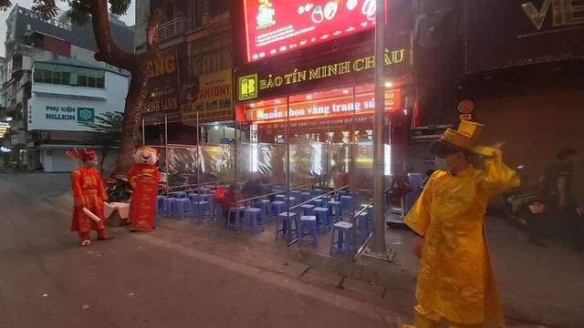Ngày vía Thần Tài: Chỗ tấp nập, nơi vắng tanh người mua vàng Ngày vía Thần Tài: Chỗ tấp nập, nơi vắng tanh người mua vàng