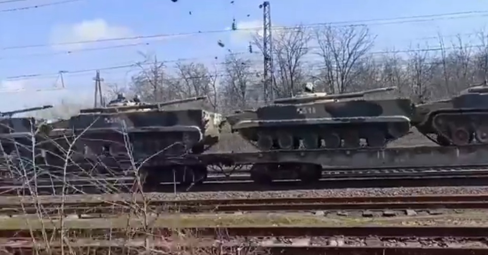 Nga tăng cường triển khai loạt vũ khí hạng nặng tiến sát biên giới Ukraine Nga tăng cường triển khai loạt vũ khí hạng nặng tiến sát biên giới Ukraine